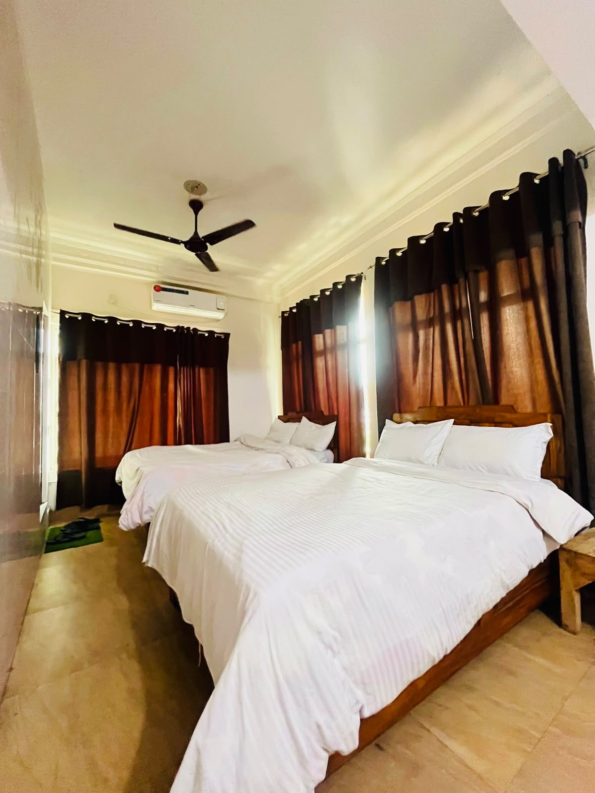 Double Bedroom with personal kitchen & A/c